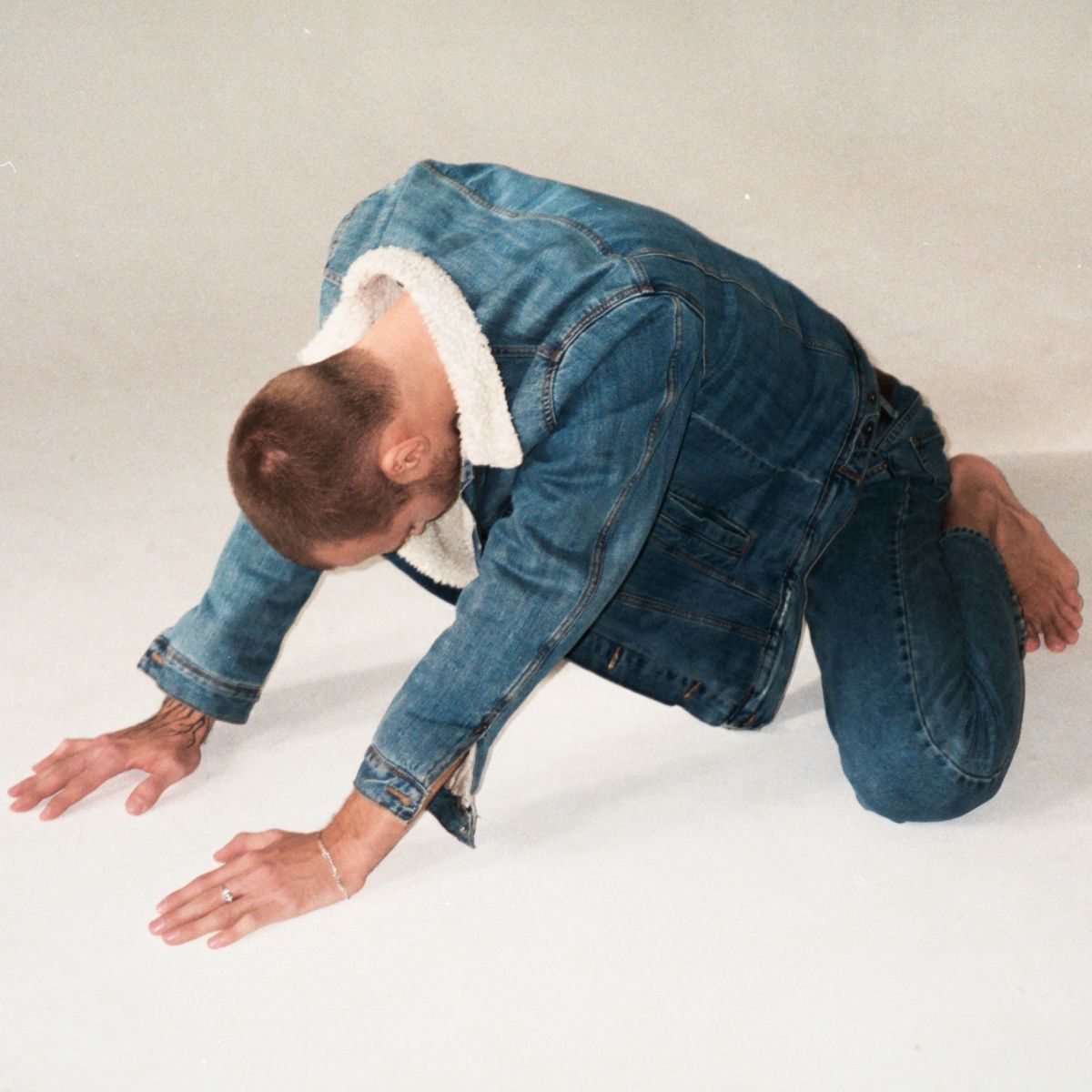 В дениме и нижнем белье: новая фотосессия Макса Барских